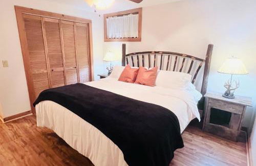 Maggie Valley 4BR Cabin with Hot Tub in Serene Forest - Foto 29