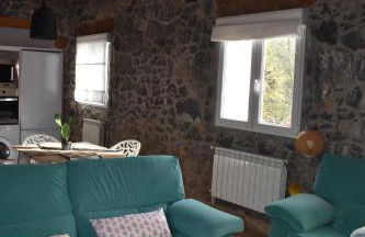 La Antigua Cuadra es un alojamiento de piedra y altos techos de madera con mucho encanto, jardín privado con barbacoa y acceso al río Asón - Foto 23