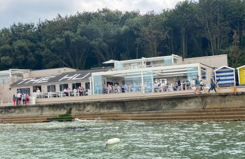 6 The Salterns - Yarmouth - Photo 3