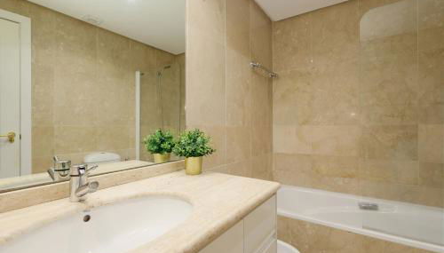 Cozy apartment, with mountain views and large private terrace, on the Golden Mile, Marbella - Foto 4