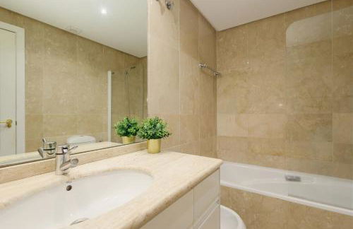 Cozy apartment, with mountain views and large private terrace, on the Golden Mile, Marbella - Foto 4