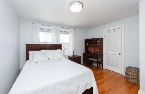 Eastie Roomy 3BR with Easy City and Airport Access - Foto 9