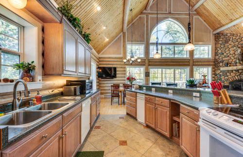 Secluded Log Cabin with Game Room and Forest Views - Foto 11