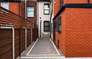Luxury 6-Bed Home Near City Centre, Sleeps 12 plus- Cinema Room, Games Room, 5 Bathrooms & Driveway for Multiple Cars - Photo 26