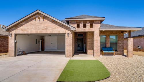 8 Mi to TTU! Pet-Friendly Home with Patio and Yard - Foto 3