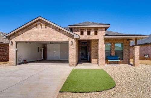 8 Mi to TTU! Pet-Friendly Home with Patio and Yard - Foto 3