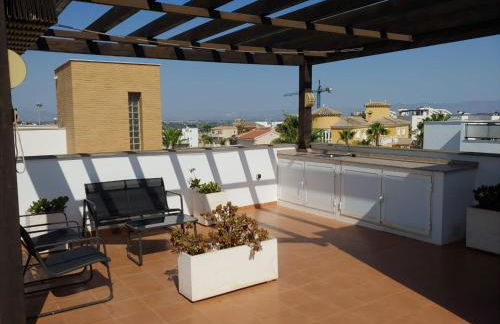 Three-bedroom holiday villa with magnificent pool next to the sea and golf courses - Photo 24