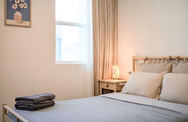 Chic Modern Retreat With Stunning Views - Photo 46