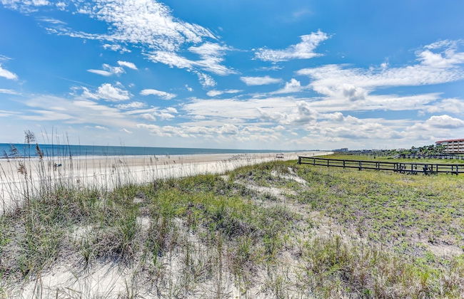 Spacious Oceanfront Condo, Easy Access to Private Fishing Pier by RedAwning - Foto 38