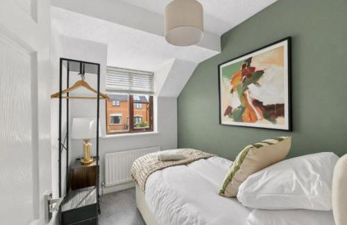 Detached House - Prime Location - Free Parking, Fast Wifi and Smart TVs with Sky TV and Netflix by Yoko Property - Foto 13