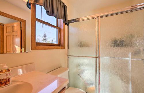 Cozy Riverfront Home with Fire Pit in Houghton Lake! - Foto 13