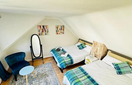 Inviting 2 Bed Guest House steps away from Ascot Racecourse 3 mins drive, 5 mins to Legoland, 12 mins to Windsor Castle Perfect for families & racegoers alike - Foto 24