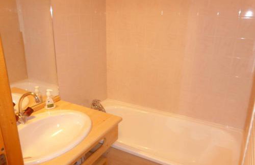 Charmant appart rénové 4 pers, balcon sud, plein centre, proche ski et piscine! - FR-1-342-187 - Photo 5