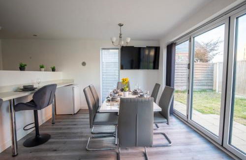 Luxury Deluxe - 4 bedrooms Villa - 6 beds - 10 Guests - Private Parking - Contractors Welcome - Trafford Stretford - Foto 24