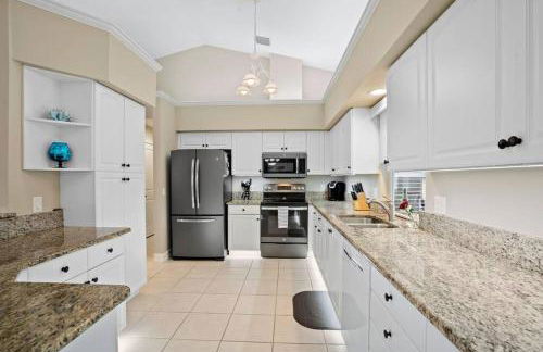 5* 3 BR 3 BA Home 4 min walk to beach & JW Marriott w/heated pool - Foto 9