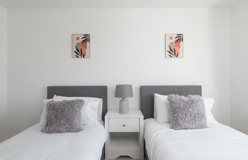 Comfortable 2-Bed Home with Parking & Fast Wi-Fi! - Photo 23