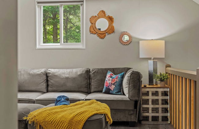 Inn the Poconos by Avantstay Private Lake Access Enclosed Hot Tub - Photo 18