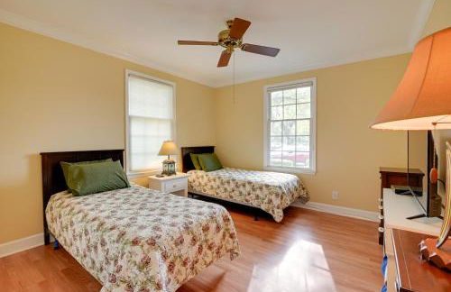 Cottage with Deck and Pool Access about 6 Mi to Beach - Foto 18