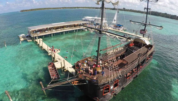 Aventura Pirata: Tour de medio día con esnórquel, nado con tiburones y show pirata - Foto 4