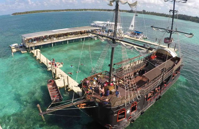 Aventura Pirata: Tour de medio día con esnórquel, nado con tiburones y show pirata - Foto 4