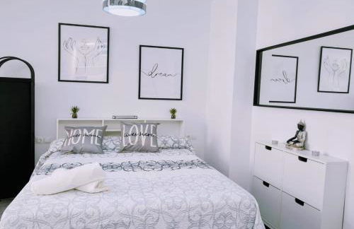 El Faro Centro de Málaga con Parking 445 Max - Photo 3