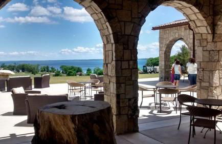 Cozy Aviation Style Lake View Condo at The Shores - Foto 26