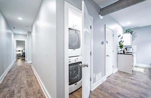 Contemporary 2BR2BA w-King - Den - Private Entry-Yard - Foto 26