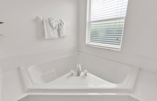 Home with Private Pool, Game Room & Big Backyard! - Foto 8