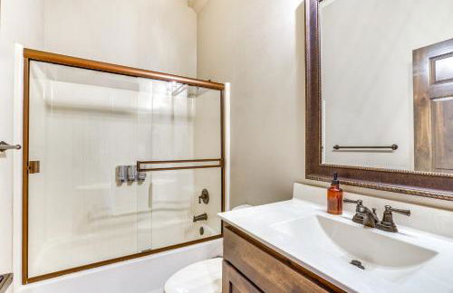 Lavish Retreat with Decks, Steps to Table Rock Lake! - Foto 29