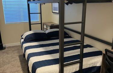 Peaceful Lakeside Retreat - Cozy 3BR Waterfront Home - Foto 29