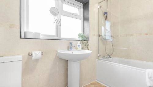 3 Bed House Sleeps 8 -Near Heathrow -Free Parking - Foto 2