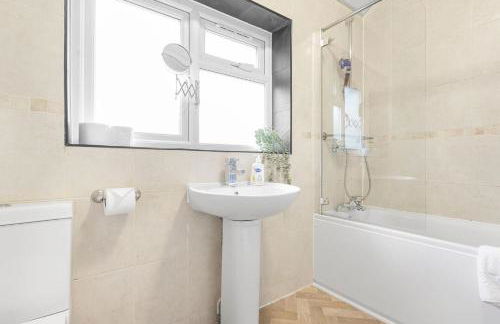 3 Bed House Sleeps 8 -Near Heathrow -Free Parking - Foto 2
