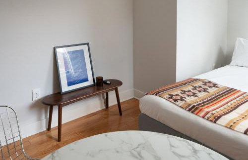 Designer 2-Bed Loft in Art Museum Area with Patio - Foto 14