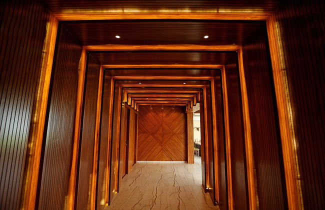 Royal Oakwood Villa by Shiloh Stay - Photo 14