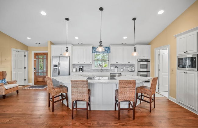 Stunning Marsh & Water Views in This Completely Renovated Three Bedroom Home - Foto 10