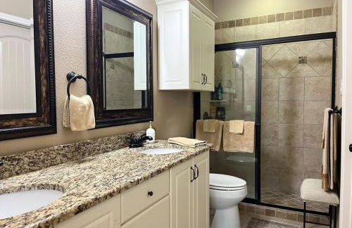 King Suite, 2 Bed 2 Bath, Sleeps 6 - Foto 14