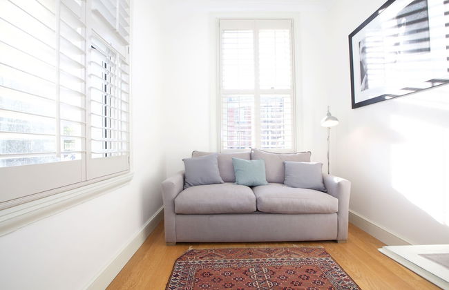 JOIVY English Retro 2BR Apt Near Battersea Park - Photo 15