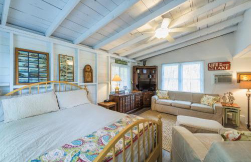 Lakeside Cottage - Right across of Westside County Park with lake access - Foto 13