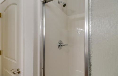 Luxury Lakefront Retreat with Deck and Patio! - Foto 29