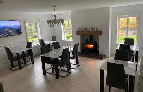 Rostrevor Valley 6-Br Sleeps 20 w Hot Tub & View - Photo 12