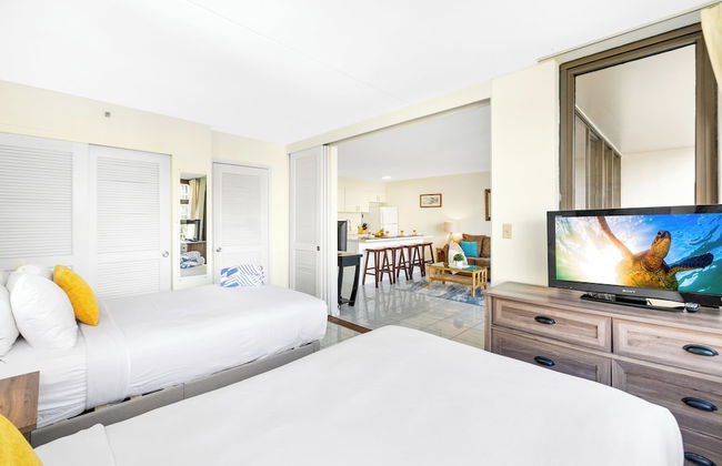 Partial Ocean View Condo with 2 Beds and Parking - Foto 40