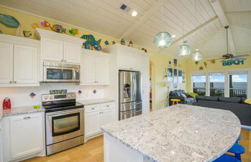 BEACHFRONT with DECK Hot Tub and View and Cargo Lift Sleeps 14 - Foto 28