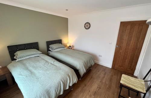 Spacious modern three Bedroom Bungalow ample parking - Foto 46