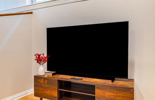 Windy City Getaway - 3BR 2BA Chicago Townhouse home - Photo 15