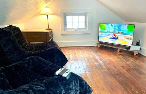 Coastal Cape Cod w/ King Bed, Game Room, & Bikes! - Foto 14