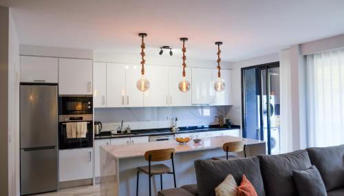 New 3 Bedroom Luxury Family Apartment - Airco, King Size Beds, Fully equipped kitchen, Balcony, Washingmachine, 2 bathrooms, Free parking, Fast Internet, 142m2 - Photo 3