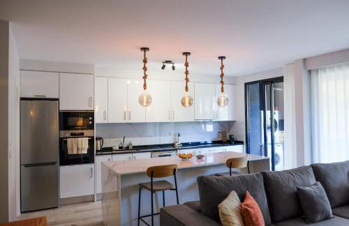 New 3 Bedroom Luxury Family Apartment - Airco, King Size Beds, Fully equipped kitchen, Balcony, Washingmachine, 2 bathrooms, Free parking, Fast Internet, 142m2 - Foto 3
