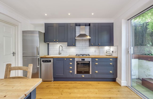 Charming Hampstead Retreat with Patio - Foto 9