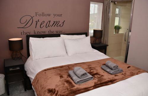 1FG Dreams Unlimited Serviced Accommodation- Staines - Heathrow - Foto 1
