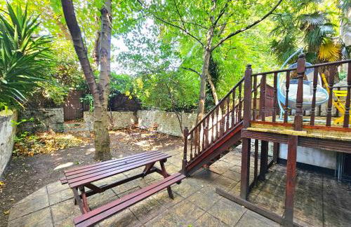 Lovely Ground Floor Home with High Ceiling and a Private Garden with Deck by Earl's Court Station - Photo 28